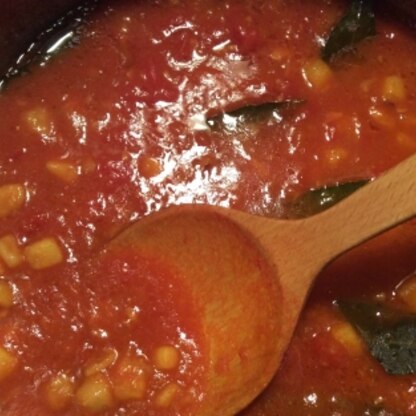 はじめまして！こちらのレシピを見て、ひよこ豆ですが作ってみました。水少なめに、トマト多めに入れたところこんな色に…
味はすごく美味しかったです(^ ^)